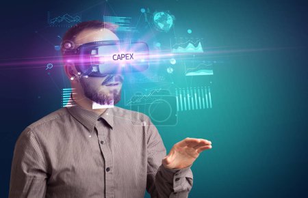 Téléchargez les photos : Homme d'affaires regardant à travers des lunettes de réalité virtuelle avec inscription CAPEX, nouveau concept d'entreprise - en image libre de droit