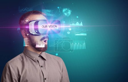 Foto de Hombre de negocios mirando a través de gafas de realidad virtual con inscripción NUESTRA VISIÓN, nuevo concepto de negocio - Imagen libre de derechos