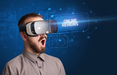 Téléchargez les photos : Homme d'affaires regardant à travers des lunettes de réalité virtuelle avec des critiques en ligne inscription, concept de réseautage social - en image libre de droit