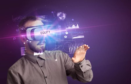 Téléchargez les photos : Homme d'affaires regardant à travers des lunettes de réalité virtuelle avec inscription EQUITY, nouveau concept d'entreprise - en image libre de droit