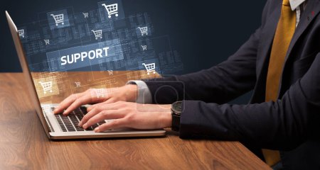Téléchargez les photos : Homme d'affaires travaillant sur ordinateur portable avec inscription SUPPORT, concept d'achat en ligne - en image libre de droit