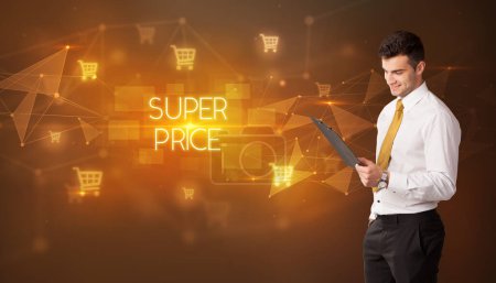Foto de Hombre de negocios con iconos de carrito de compras e inscripción SUPER PRICE, concepto de compras en línea - Imagen libre de derechos