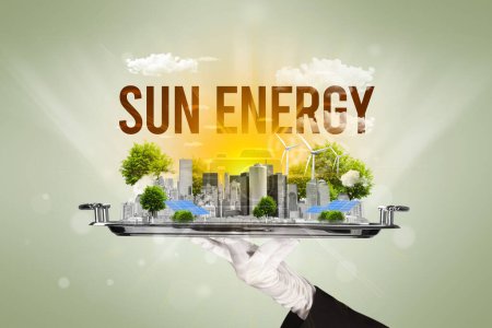 Foto de Camarero al servicio de la ciudad ecológica con inscripción SUN ENERGY, concepto de energía renovable - Imagen libre de derechos