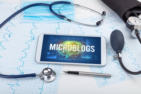 Foto de Tablet PC y herramientas médicas con inscripción MICROBLOGS, concepto de distanciamiento social - Imagen libre de derechos