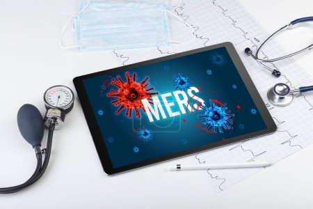 Foto de Tablet PC y herramientas médicas en superficie blanca con inscripción MERS, concepto pandémico - Imagen libre de derechos