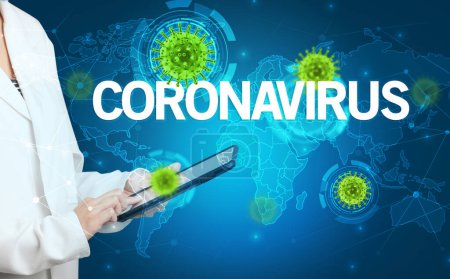 Téléchargez les photos : Le médecin remplit le dossier médical avec l'inscription CORONAVIRUS, concept de virologie - en image libre de droit