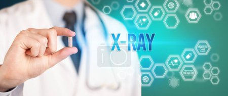 Téléchargez les photos : Gros plan d'un médecin vous donnant une pilule avec inscription X-RAY, concept médical - en image libre de droit