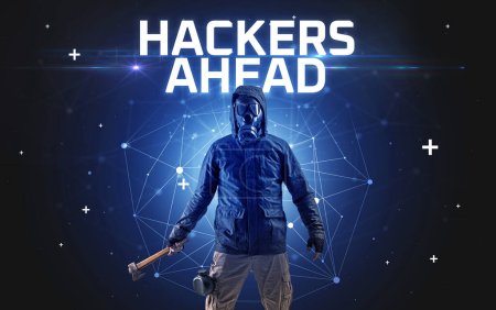 Téléchargez les photos : Mystérieux hacker avec inscription HACKERS AHEAD, inscription de concept d'attaque en ligne, concept de sécurité en ligne - en image libre de droit