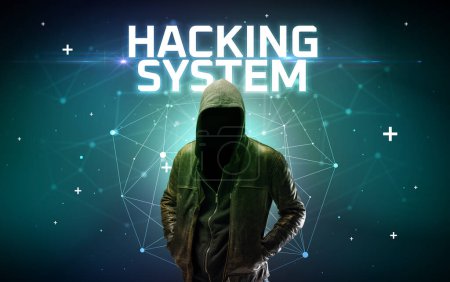 Téléchargez les photos : Mystérieux hacker avec inscription HACKING SYSTEM, inscription de concept d'attaque en ligne, concept de sécurité en ligne - en image libre de droit