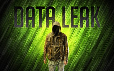 Téléchargez les photos : Homme mystérieux avec inscription DATA LEAK, concept de sécurité en ligne - en image libre de droit