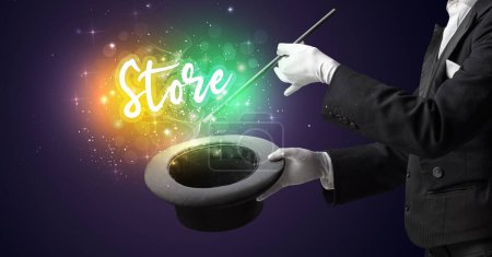 Téléchargez les photos : Magicien main conjure avec baguette et Store inscription, concept shopping - en image libre de droit