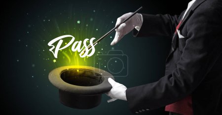 Téléchargez les photos : Magicien montre tour de magie avec l'inscription Pass, concept de voyage - en image libre de droit