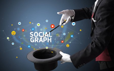 Foto de Mago está mostrando truco de magia con inscripción SOCIAL GRAPH, concepto de marketing en redes sociales - Imagen libre de derechos
