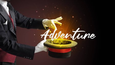 Téléchargez les photos : Magicien montre tour de magie avec l'inscription Aventure, concept de voyage - en image libre de droit