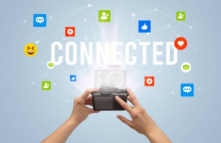 Téléchargez les photos : Utilisation de la caméra pour capturer le contenu des médias sociaux avec l'inscription CONNECTED, concept de contenu des médias sociaux - en image libre de droit