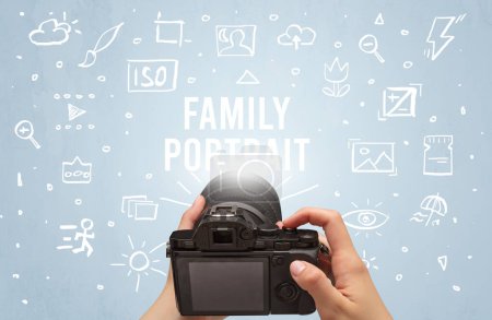 Téléchargez les photos : Prise de vue manuelle avec appareil photo numérique et inscription FAMILY PORTRAIT, concept de réglages de l'appareil photo - en image libre de droit