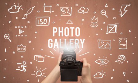Téléchargez les photos : Prise de vue manuelle avec appareil photo numérique et inscription PHOTO GALLERY, concept de réglages de l'appareil photo - en image libre de droit