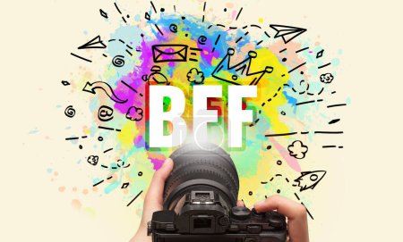 Téléchargez les photos : Gros plan d'un appareil photo numérique à main avec dessin abstrait et inscription BFF - en image libre de droit