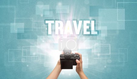 Téléchargez les photos : Gros plan d'un appareil photo numérique à main avec inscription TRAVEL, concept de voyage - en image libre de droit