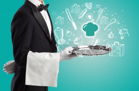 Foto de Camarero sosteniendo bandeja de plata con iconos de sombrero de chef saliendo de ella, concepto de comida saludable - Imagen libre de derechos