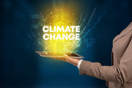 Foto de Primer plano de una pantalla táctil con inscripción CLIMATE CHANGE, concepto tecnológico innovador - Imagen libre de derechos