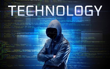 Foto de Hacker sin rostro con inscripción de TECNOLOGÍA en un fondo de código binario - Imagen libre de derechos