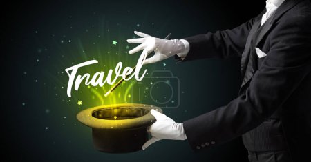 Téléchargez les photos : Magicien montre tour de magie avec inscription Voyage, concept de voyage - en image libre de droit
