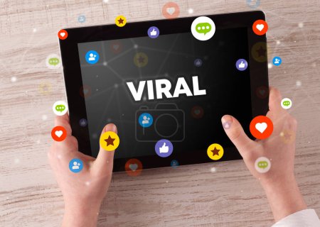 Foto de Primer plano de una pantalla táctil con inscripción VIRAL, concepto de redes sociales - Imagen libre de derechos