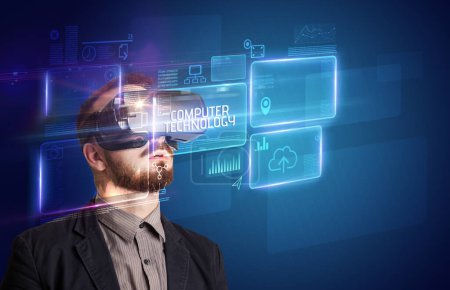 Foto de Hombre de negocios mirando a través de gafas de Realidad Virtual con inscripción TECNOLOGÍA COMPUTADORA, concepto de nueva tecnología - Imagen libre de derechos