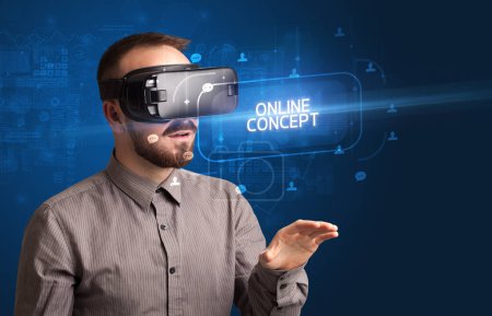 Foto de Hombre de negocios mirando a través de gafas de realidad virtual con inscripción CONCEPTO ONLINE, concepto de redes sociales - Imagen libre de derechos