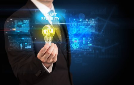 Foto de Empresario sosteniendo bombilla con inscripción SMART SECURITY, concepto de idea de seguridad en línea - Imagen libre de derechos