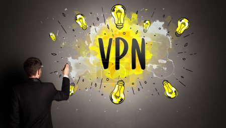 Téléchargez les photos : Homme d'affaires dessin ampoule colorée avec abréviation VPN, concept nouvelle idée de technologie - en image libre de droit