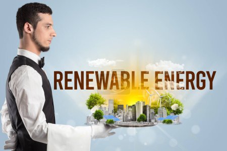 Foto de Camarero sirviendo eco ciudad con inscripción ENERGÍA RENOVABLE, concepto de energía renovable - Imagen libre de derechos