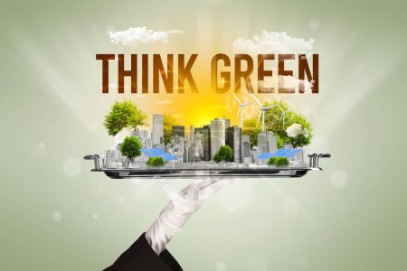 Foto de Camarero sirviendo eco ciudad con inscripción THINK GREEN, concepto de energía renovable - Imagen libre de derechos