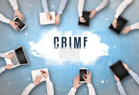 Téléchargez les photos : Groupe de personnes en réunion avec CRIME insciption, concept de sécurité web - en image libre de droit