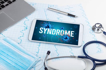 Foto de Tablet PC y herramientas médicas en superficie blanca con inscripción SYNDROME, concepto pandémico - Imagen libre de derechos