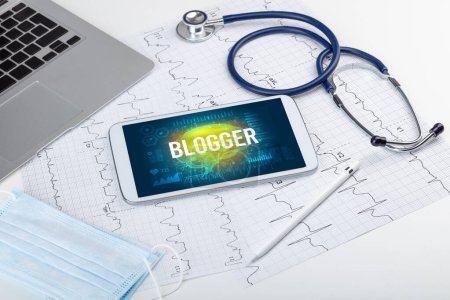 Foto de Tablet PC y herramientas médicas con inscripción BLOGGER, concepto de distanciamiento social - Imagen libre de derechos
