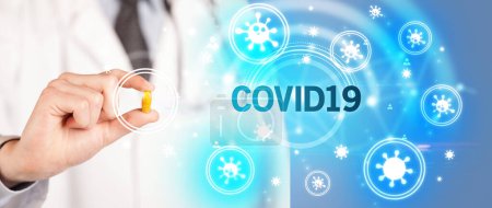 Téléchargez les photos : Pilule médicamenteuse avec inscription COVID19, concept de coronavirus - en image libre de droit