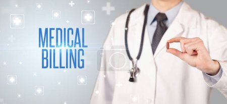 Téléchargez les photos : Gros plan d'un médecin qui donne une pilule avec inscription MEDICAL BILLING, concept médical - en image libre de droit