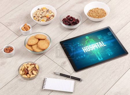 Téléchargez les photos : Concept HOSPITAL en tablette avec fruits, vue de dessus - en image libre de droit