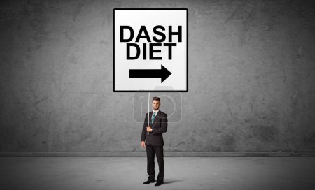 Téléchargez les photos : Homme d'affaires tenant un panneau de signalisation avec inscription DASH DIET, nouveau concept d'idée - en image libre de droit