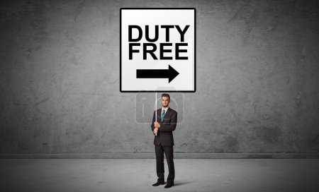 Téléchargez les photos : Homme d'affaires tenant un panneau de signalisation avec inscription DUTY FREE, nouveau concept d'idée - en image libre de droit