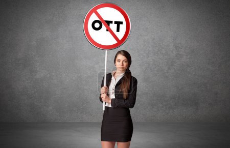 Foto de Señal de tráfico Holdig joven persona de negocios con abreviatura OTT, concepto de solución tecnológica - Imagen libre de derechos