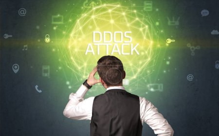 Téléchargez les photos : Vue arrière d'un homme d'affaires avec inscription DDOS ATTACK, concept de sécurité en ligne - en image libre de droit