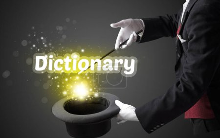Téléchargez les photos : Magicien montre tour de magie avec l'inscription du dictionnaire, concept éducatif - en image libre de droit