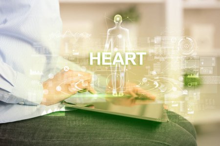 Téléchargez les photos : Dossier médical électronique avec inscription HEART, concept de technologie médicale - en image libre de droit