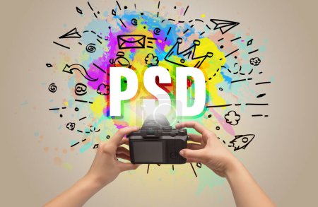 Foto de Primer plano de una cámara digital de mano con dibujo abstracto e inscripción PSD - Imagen libre de derechos