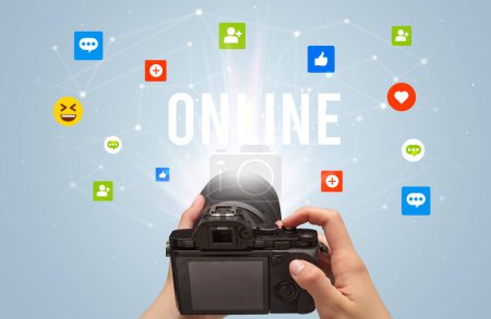 Téléchargez les photos : Utilisation de la caméra pour capturer du contenu de médias sociaux avec inscription en ligne, concept de contenu de médias sociaux - en image libre de droit