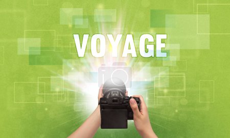 Téléchargez les photos : Gros plan d'un appareil photo numérique à main avec inscription VOYAGE, concept de voyage - en image libre de droit