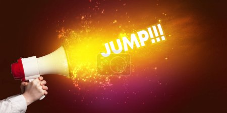 Téléchargez les photos : Jeune femme criant au haut-parleur avec inscription JUMP, concept média moderne - en image libre de droit